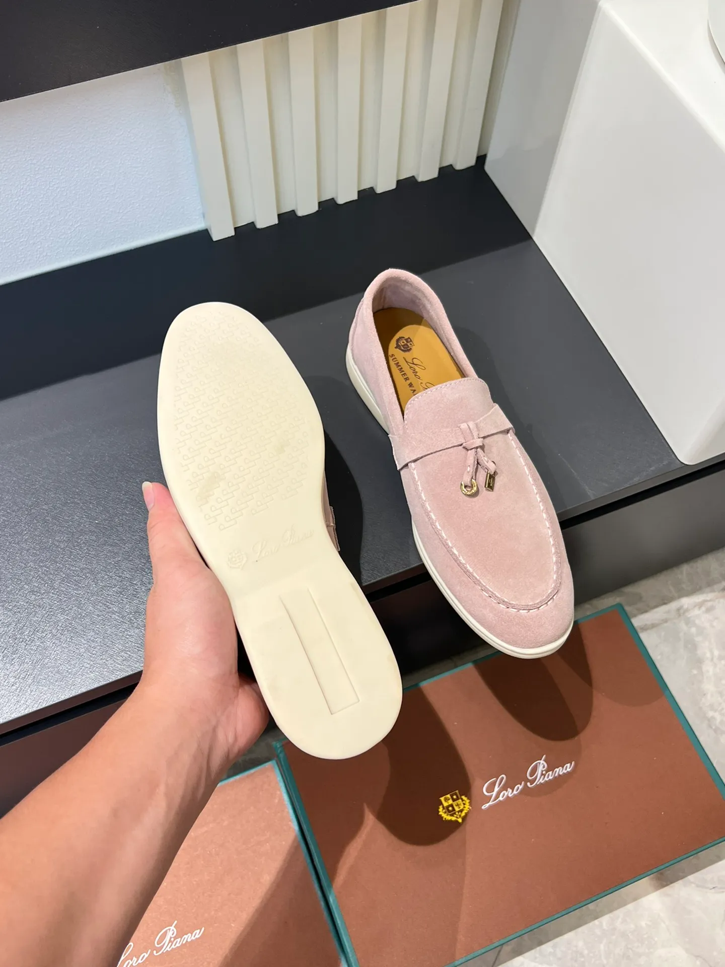 Men's shoes 💰p360 "Loro men's shoes 💰pian'*" Classic L men's shoes for couples 💰p Top version British flat loafers, a must-have item in old money style, the minimalist design is eye-catching and durable, a plus point for dressing The soft foot feel and texture are outstanding. They don’t scratch your feet and are very nice. They are matched with soft and waxy soles. They can be worn daily for a long time without getting tired. They are easy to wear, versatile and classic items, with perfect foot feel and texture! Imported cashmere fabric, the lining is made of imported A-grade water-dyed cow lining, the top version of the genuine leather midsole is sewn with pure handmade mark thread! Size: Female 35-40 (34. Customized) Male 38-44 (45.46. Customized)